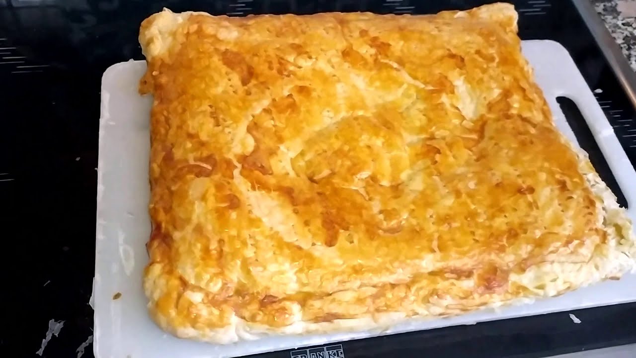EMPANADA DE KEBAB (TURCA) . Rellena de carne de kebab ,queso y salsa yogurt.