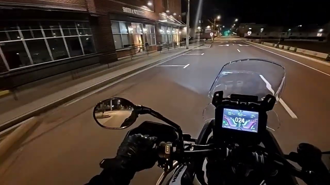 Midnight Moto Run #triumph #shorts #nightride #cityriding #dothingsyoudontwanttodo