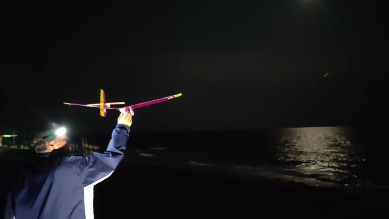 Aliante dlg Zanzara vola in dinamica al chiar di luna su una duna lunga 10 metri e alta 2 metri