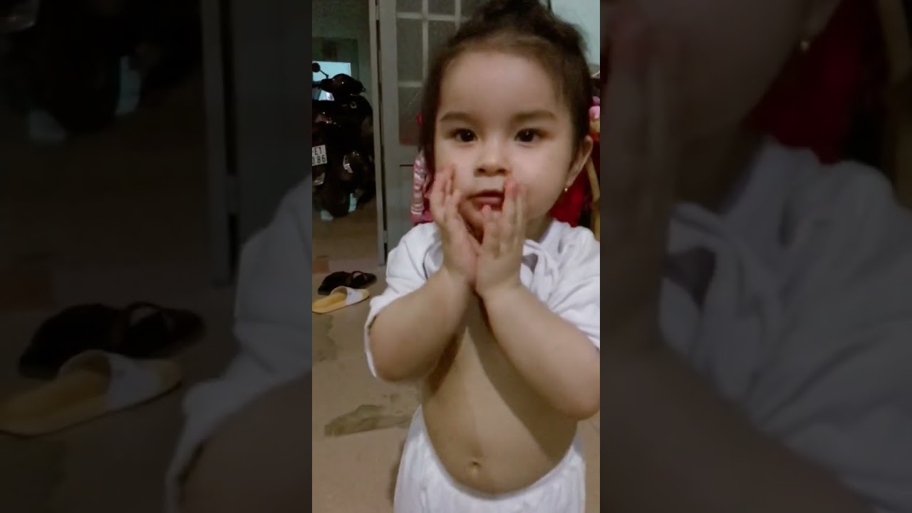 Bị mẹ búng riết ám ảnh chụp hình là làm cái tay vậyđó :)