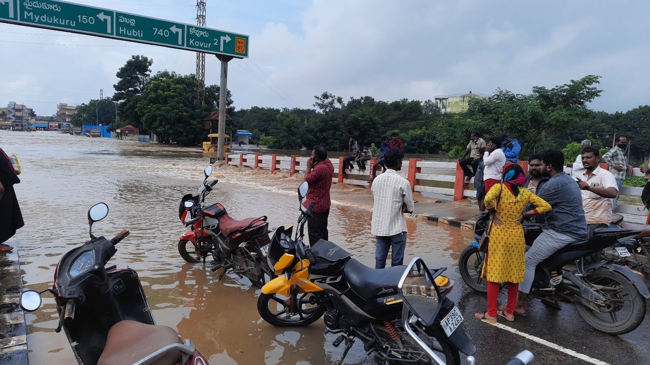 Heavy Rain In Nellore|Water Coming onto the Roads|The Water got on the National Highways