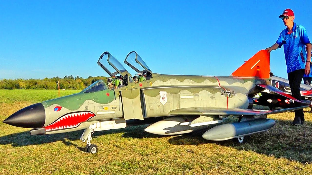 GIGANTIC 50KG F-4 PHANTOM TWIN TURBINE RC JET FLIGHT DEMONSTRATION