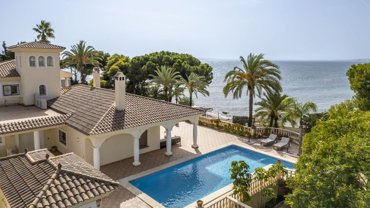 Exclusive luxury beachfront villa with 7-beds and direct access to the beach in cabo de las Huertas