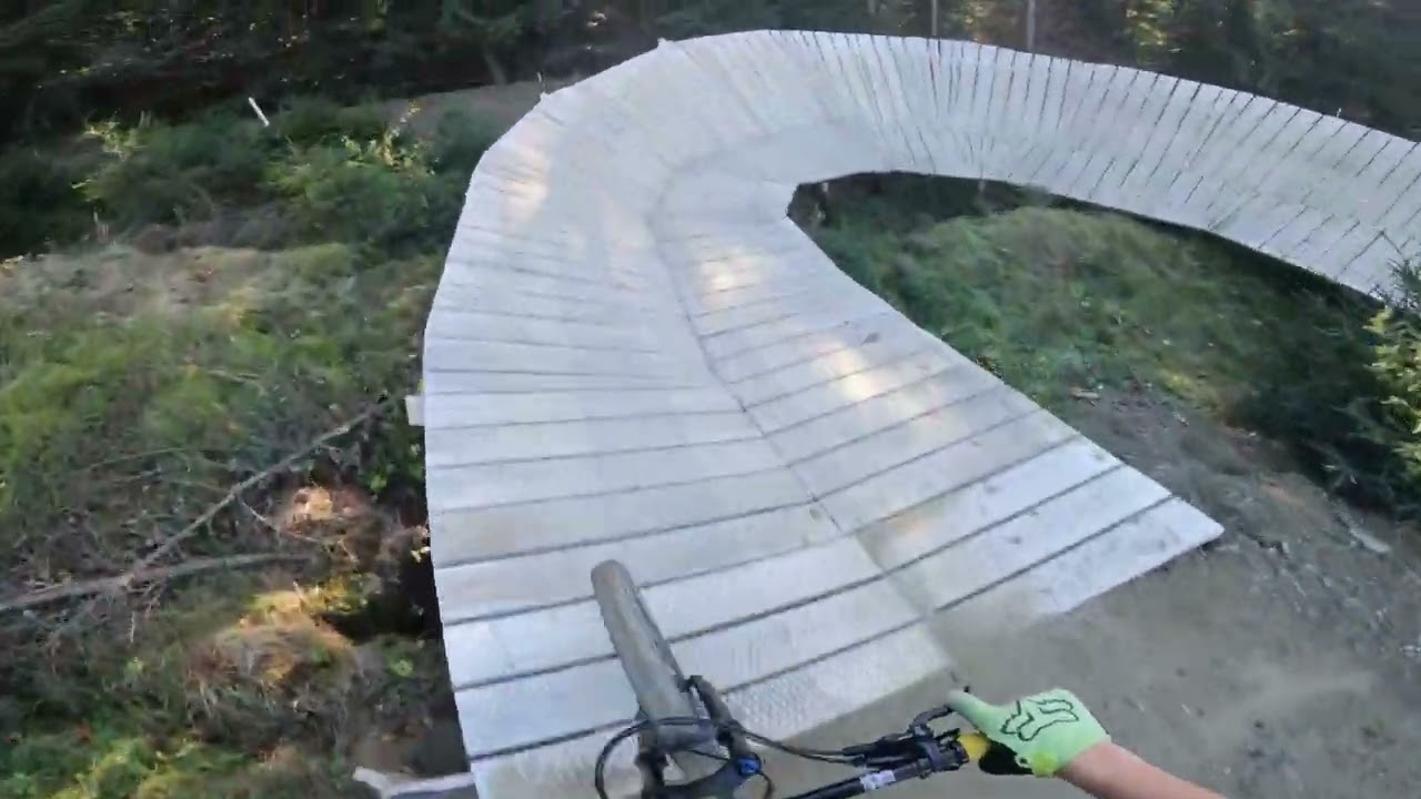 Un clip nou de la Brava Park de Halloween cu David, Robert si @DSN0001 #mtb #haibike  #bravapark