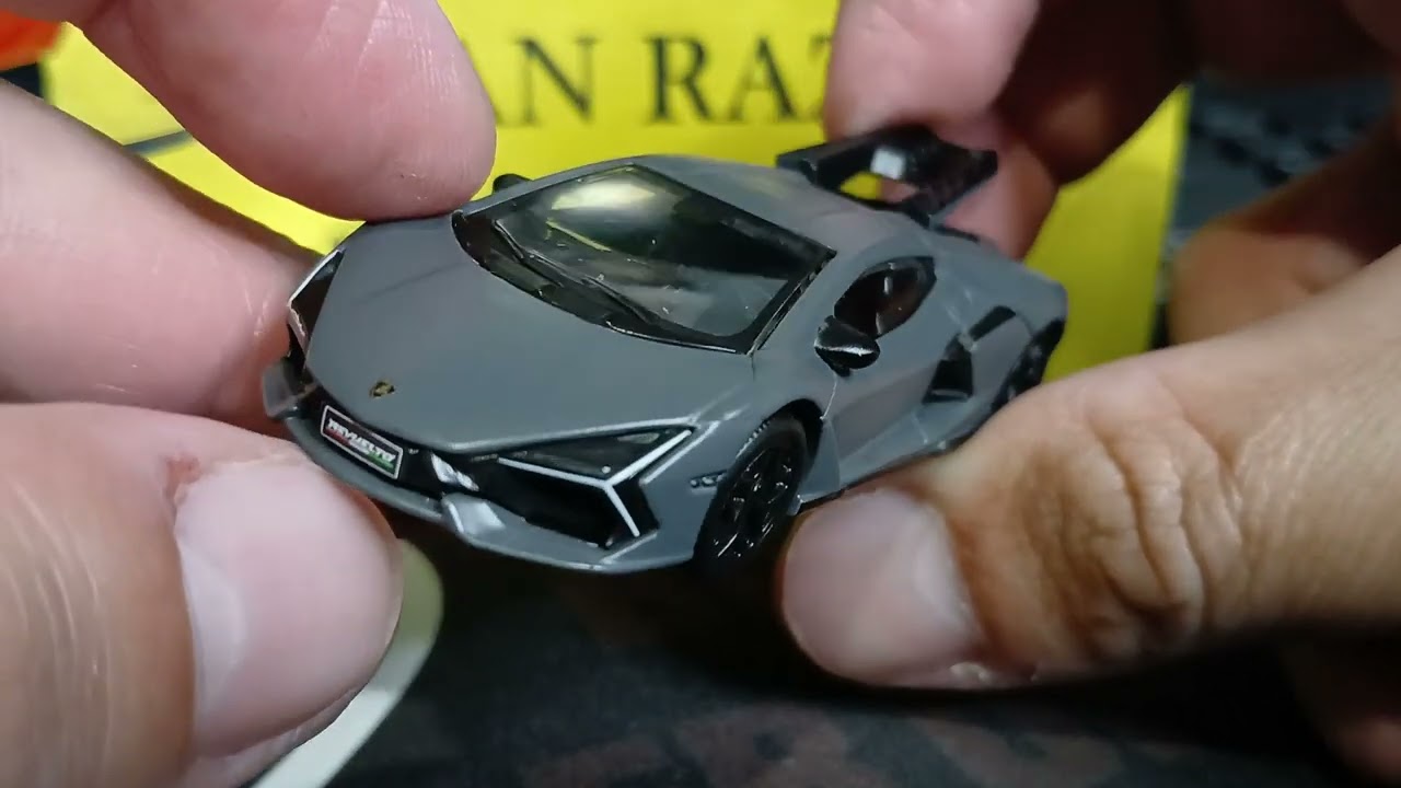 bbURAGO, LAMBORGHINI REVUELTO, 1/64,  LLANTAS DE GOMA, ABRE MOTOR.