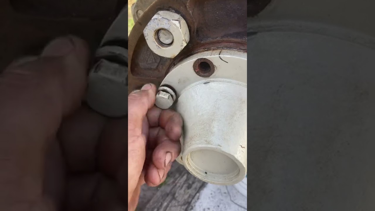 2.5 ton Rockwell front end axel u joint maintenance￼
