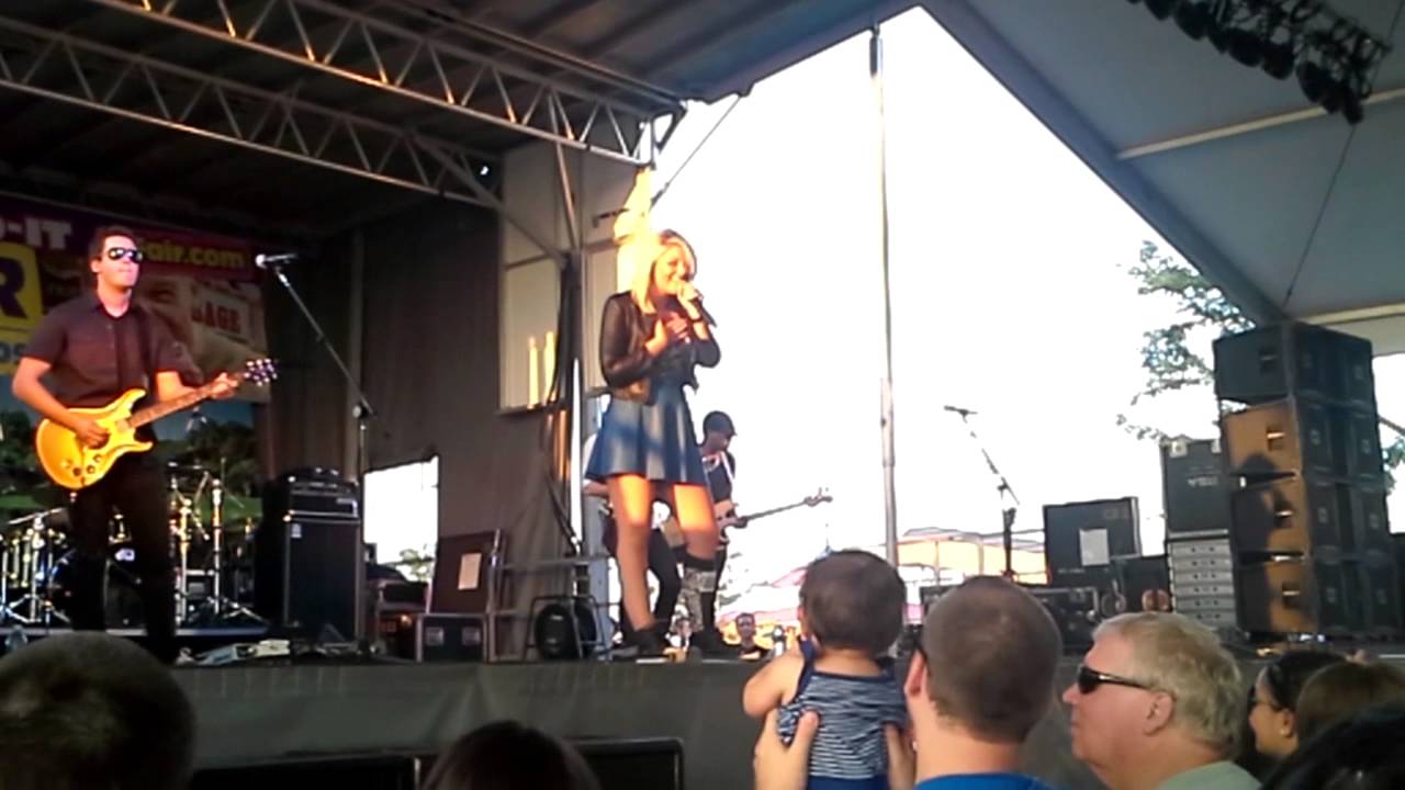 Lauren Alaina - She's A Wildflower (live)