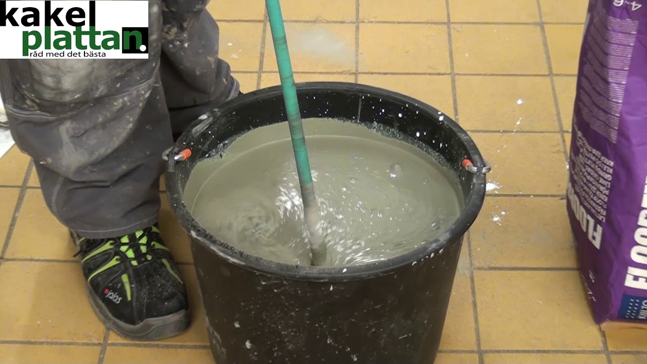 Blandar & skivlägger / fäster golvskivor med Kiilto Fixbinder och Kiilto Floorfix DF.