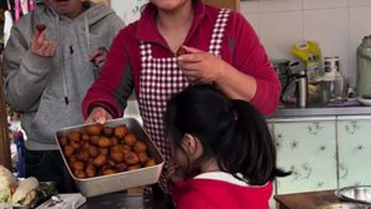给孩子们炸 个地瓜丸子吃，第一次炸还挺成功，好吃 ，凉了更好吃， 孩子们吃的可开心了