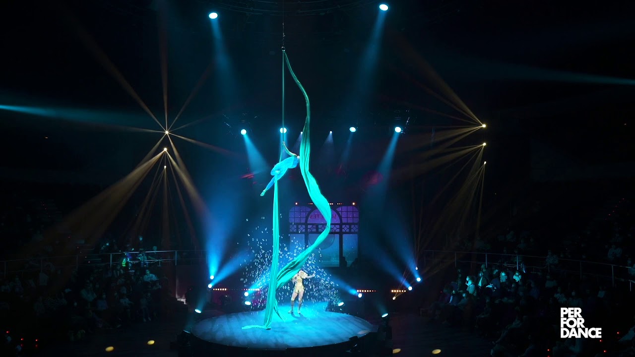 Bea Corral Telas aéreas en Teatro Circo Price.