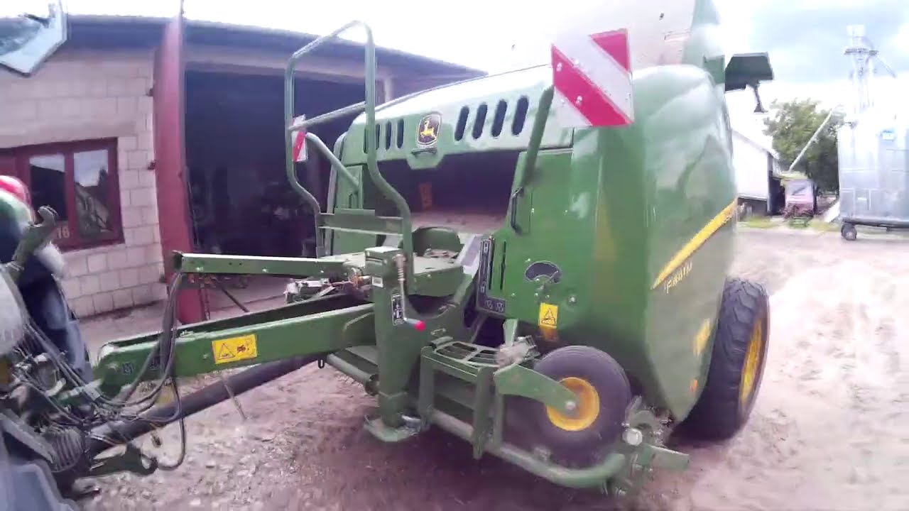 Vlog wyjmowanie i ostrzenie uszkodzonych noży w prasie John Deere F441m