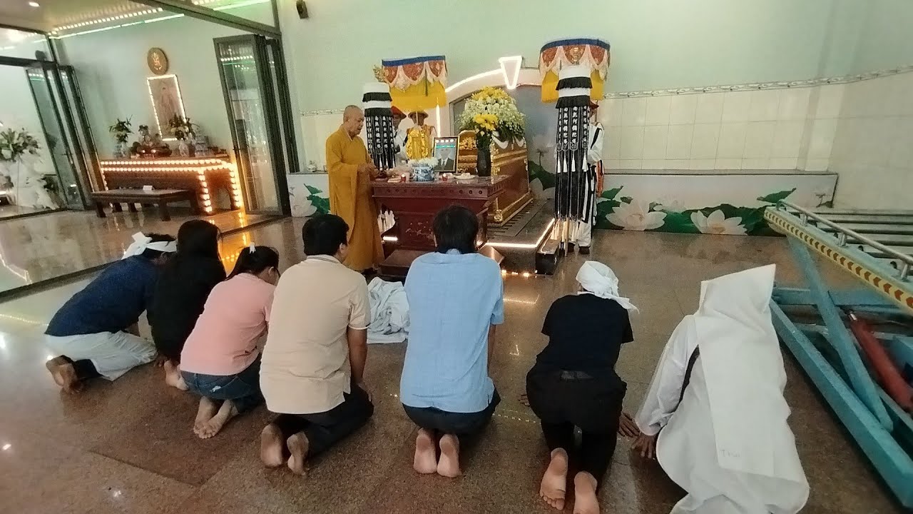 Nỗi lòng của các con khi đưa tiễn người cha đến lò hỏa táng nhìn ai cũng buồn không cầm nước mắt 