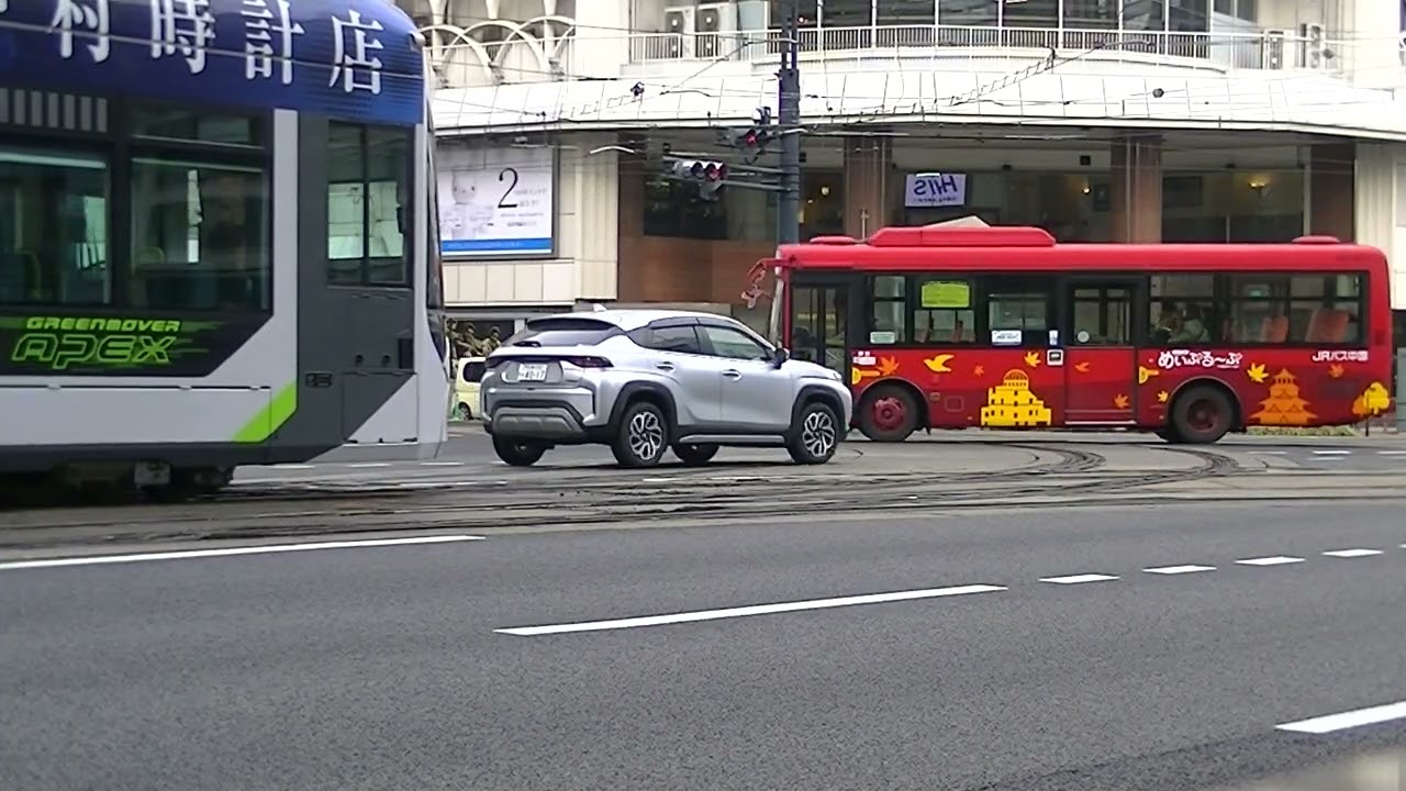 紙屋町を行きかう路面電車とバス