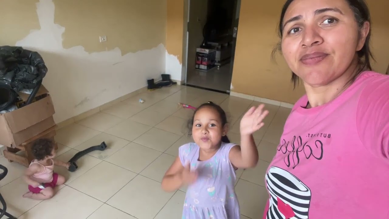Amanheceu , o dia chuvendo , e as meninas brincando 🙃 na casinha dela 🤣🤣🤣