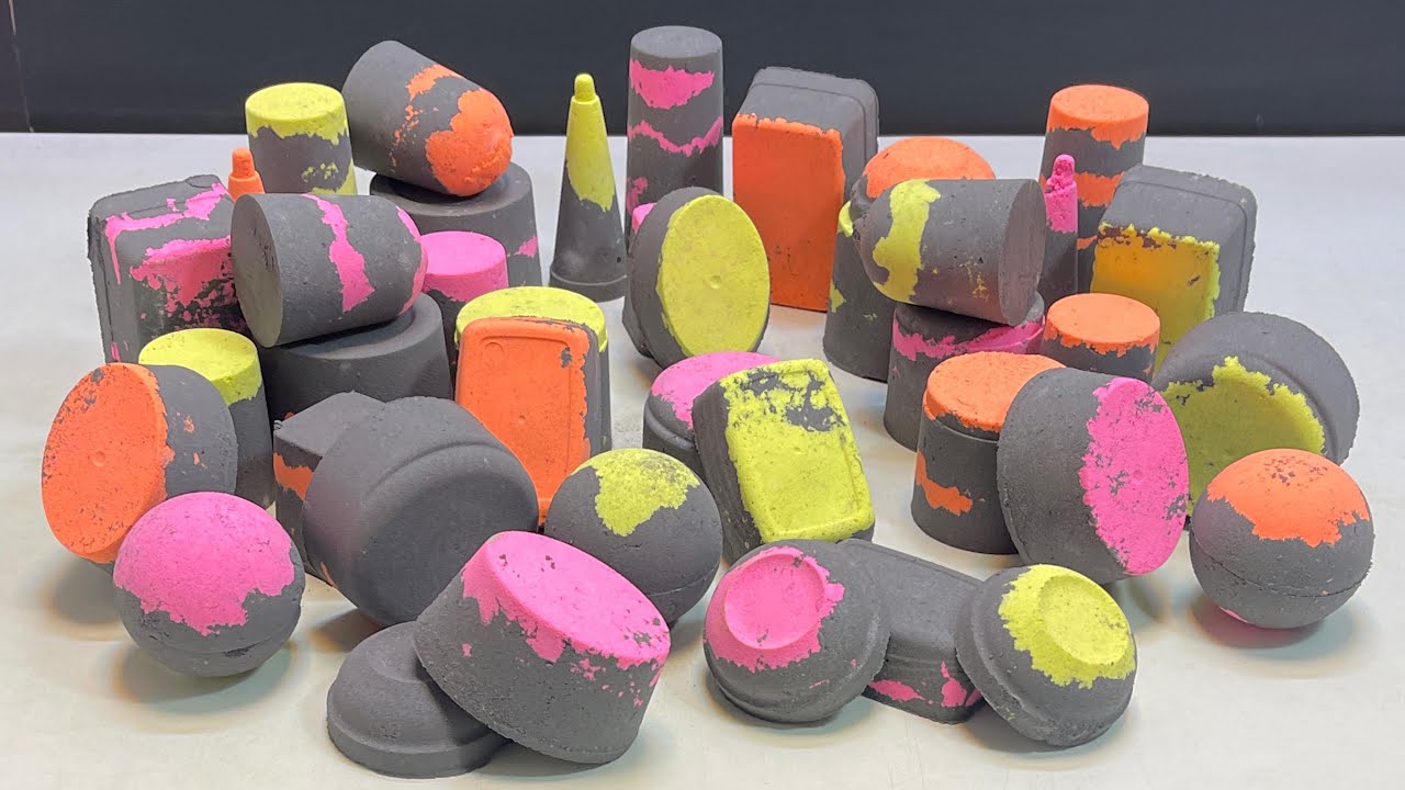 Crushing the combination of black baking soda with bright colors