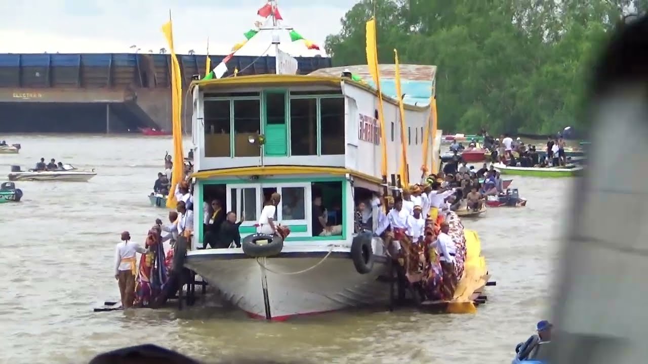 Detik Detik Kapal Handak Terbalik Acara Berlimbur Besimbur Erau Di Kutai Lama.