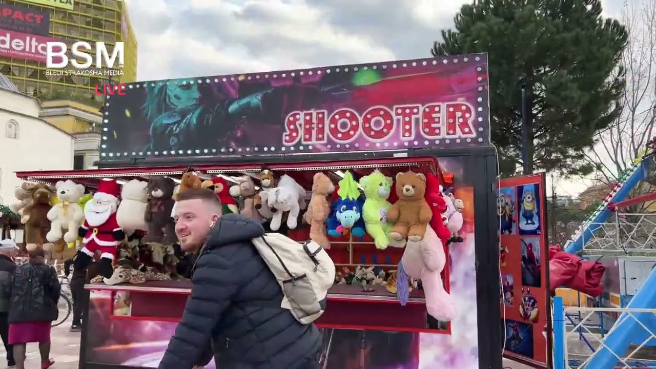 Atmosfera festive e fundvitit në Sheshin Skënderbej | Tirana, Albania - Shqipëria LIVE Cam [HD]