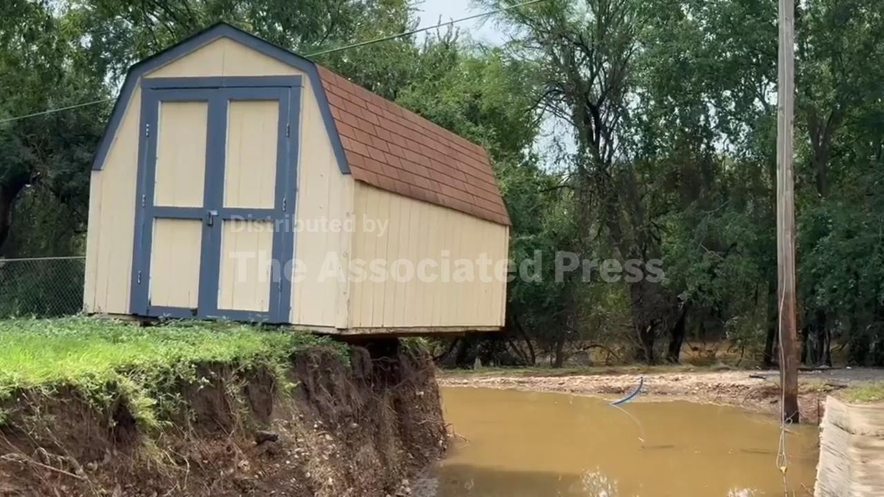 Наводнение в Техасе: дома в грязи, дороги затоплены