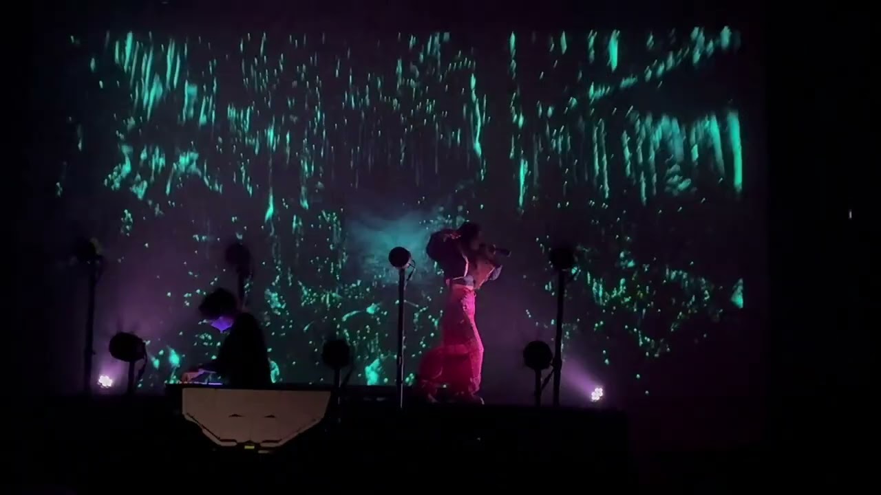 Purity Ring - Obedear, Pink Lightning LIVE
