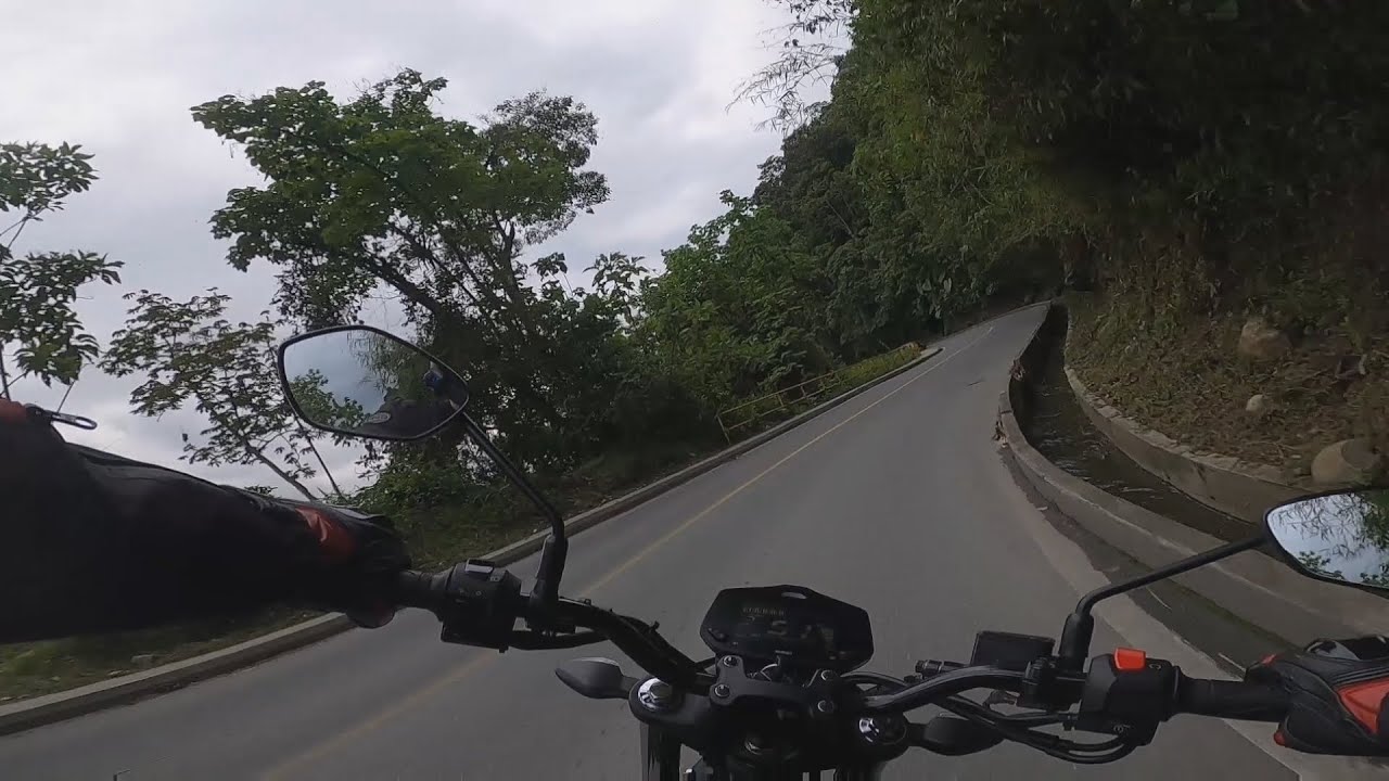 Tomando curvas con las llantas MRF | suzuki gixxer 250