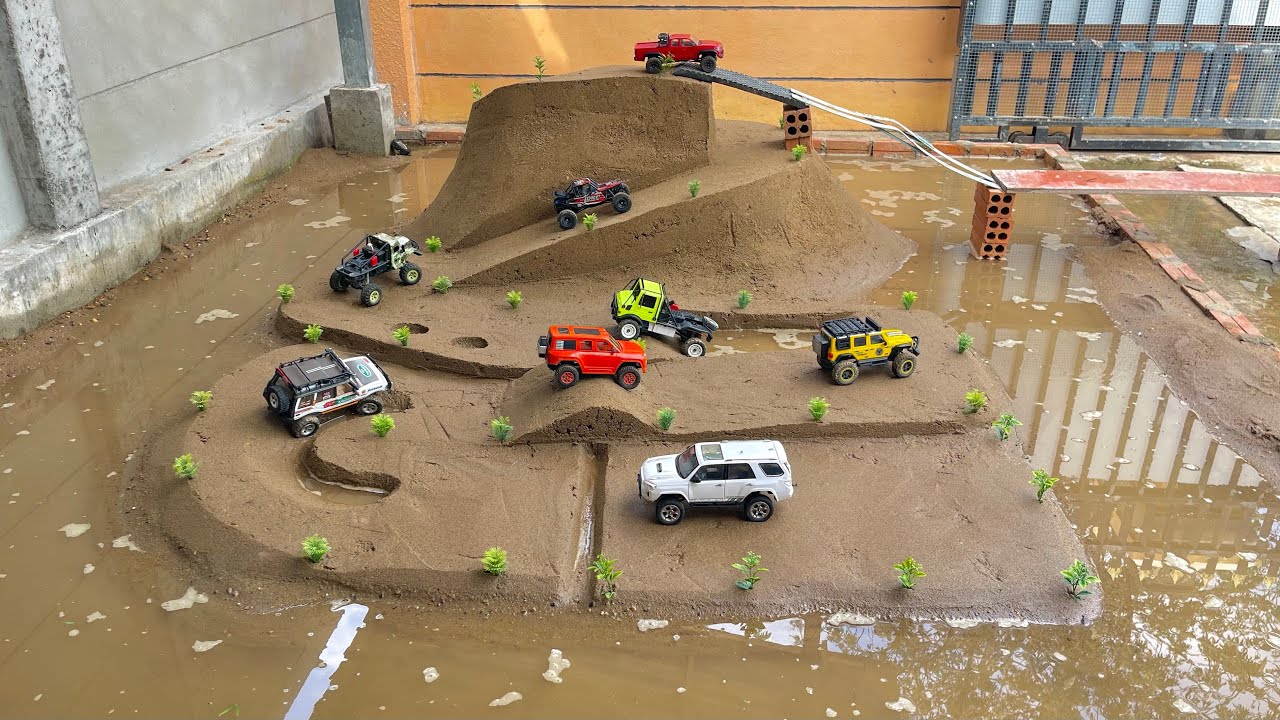 Insane RC Truck Challenge &ndash; Mud, Climbing & Risky Bridge Crossing!