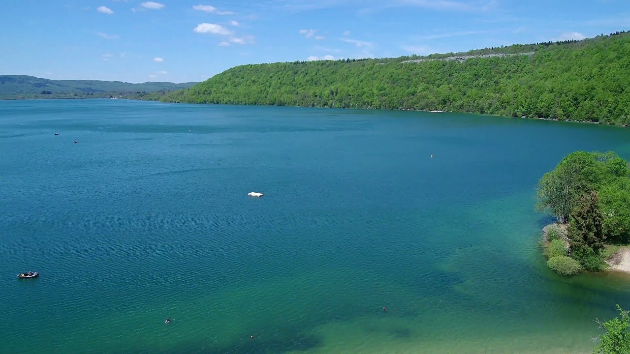 Plage de chalain . Lac de vouglans . Lacs de clairvaux.  Jura . Franche comté. Drone