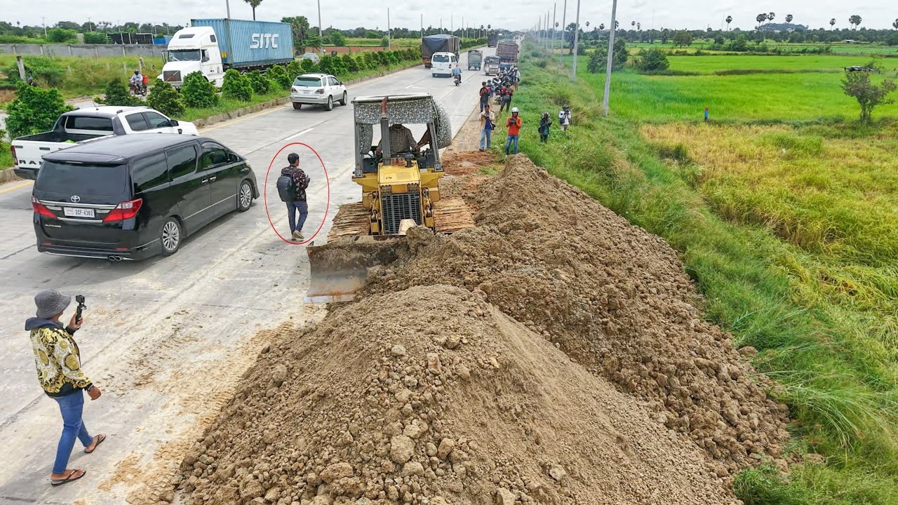 Great Action !! Skill operator KOMATSU Dozer Pushing Dirt LANDFILL and 5ton Truck 