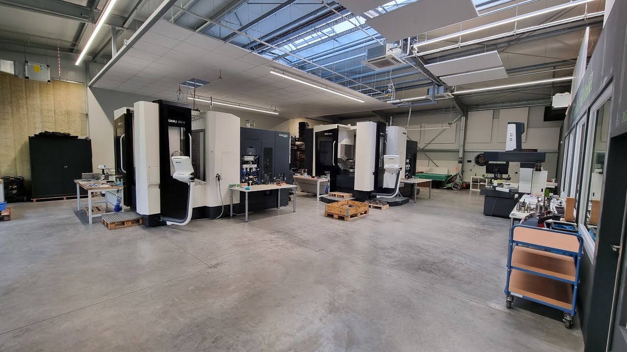 CNC-Technik Heil GmbH -- Aus- und Einbringen von je 2 Bearbeitungszentren von DMG MORI im April 2022