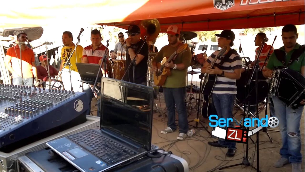 Los Mayitos De Sinaloa Ft. Banda Punto Medio - El Quincen4s (En Vivo 2013)
