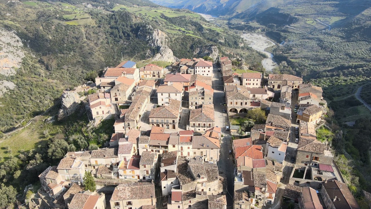 Il borgo di Civita e le gole del Raganello
