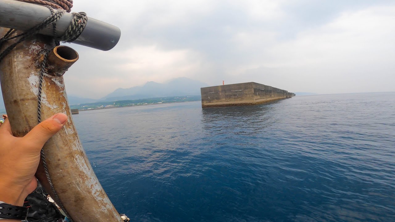一般人は渡れない沖堤防が異次元。餌を落とすと高級魚が入れパク！【屋久島編 #8】