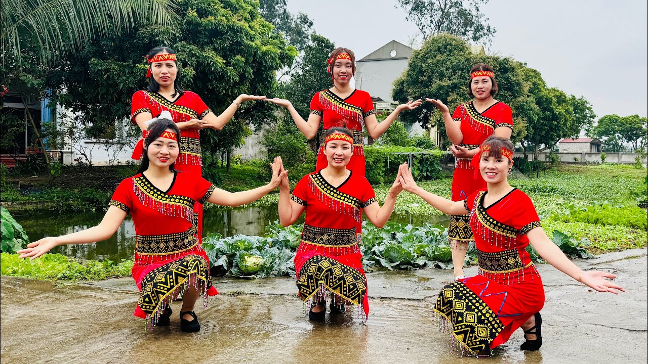 Múa tiếng đàn Ta Lư -CLB văn nghệ phụ nữ thôn Mòi
