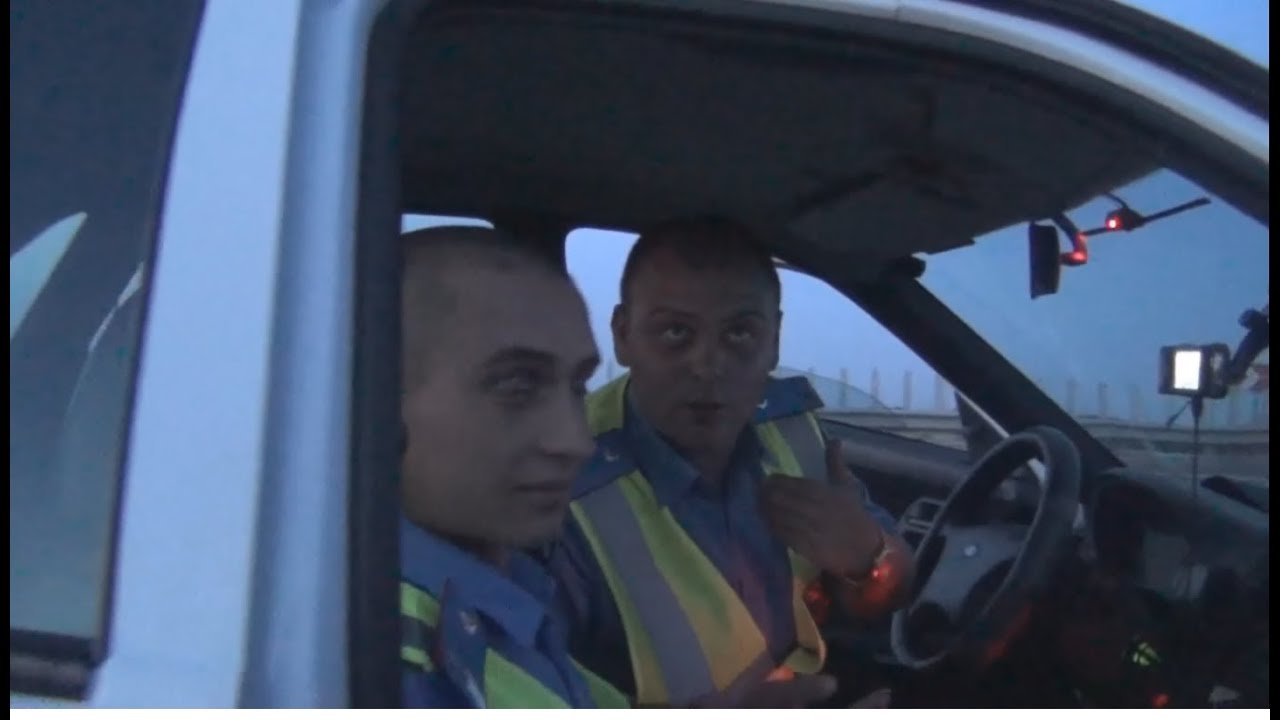 Жесть!обыск и унижение людей.