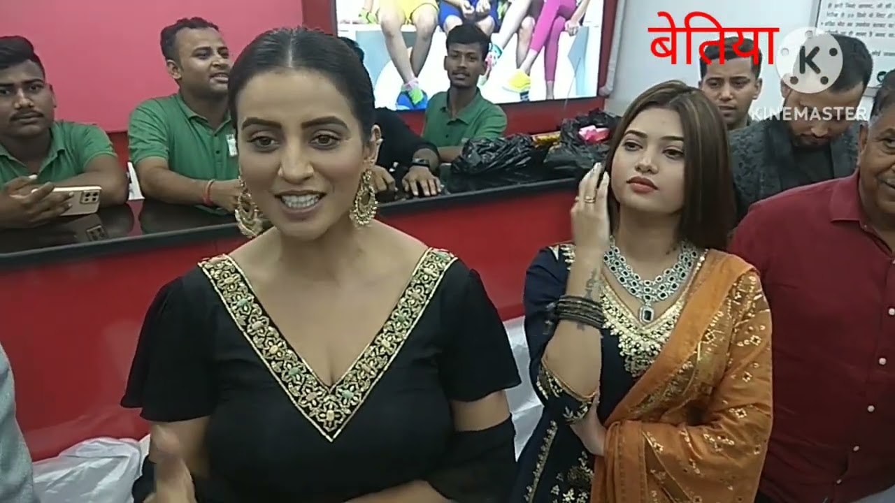अक्षरा सिंह पहुंची मॉल के उद्घाटन  में