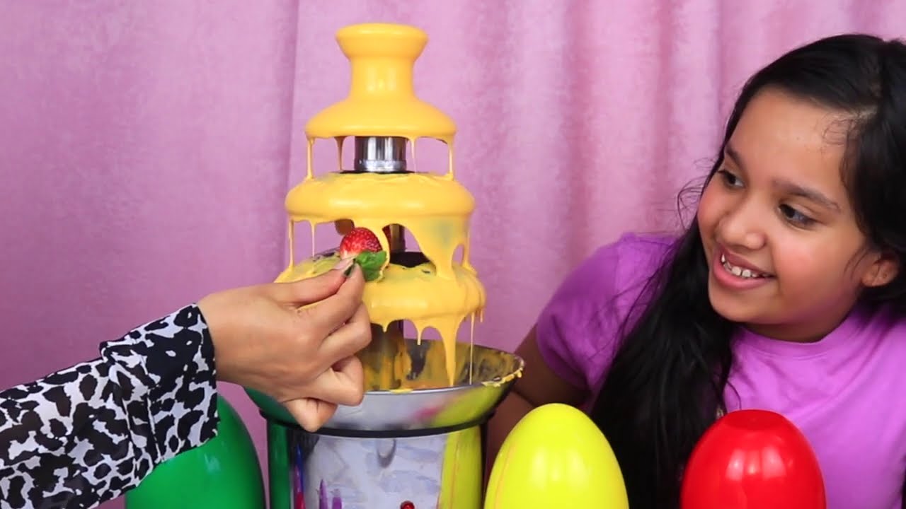 تحدي نافورة الجبنة وتجربة أنواع مختلفة من الطعام عليها Cheese Fondue Challenge