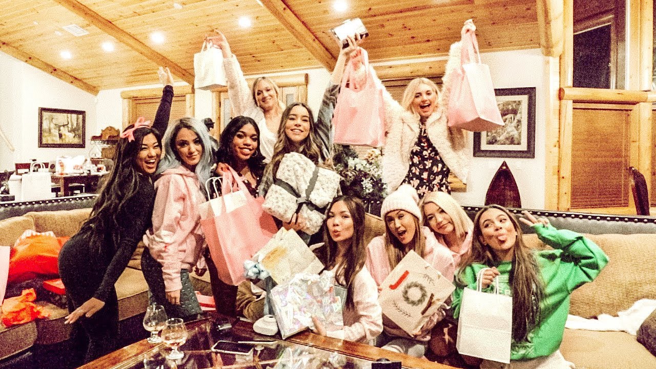 SECRET SANTA WITH YOUTUBERS! VLOGMAS DAY 10