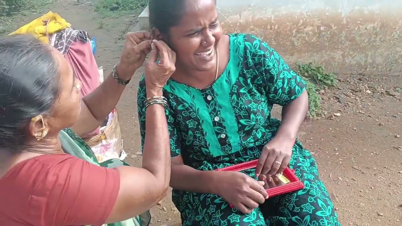கிராமத்தில் பெண்கள் காது குத்துதல்