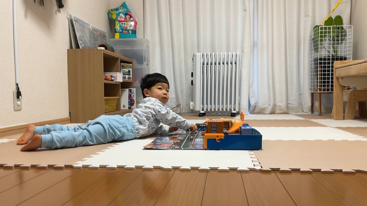 🌈朝のおもちゃ時間に夢中。ママがいないな〜とお部屋を見渡すむぎちゃん（2y5m0d No.1）