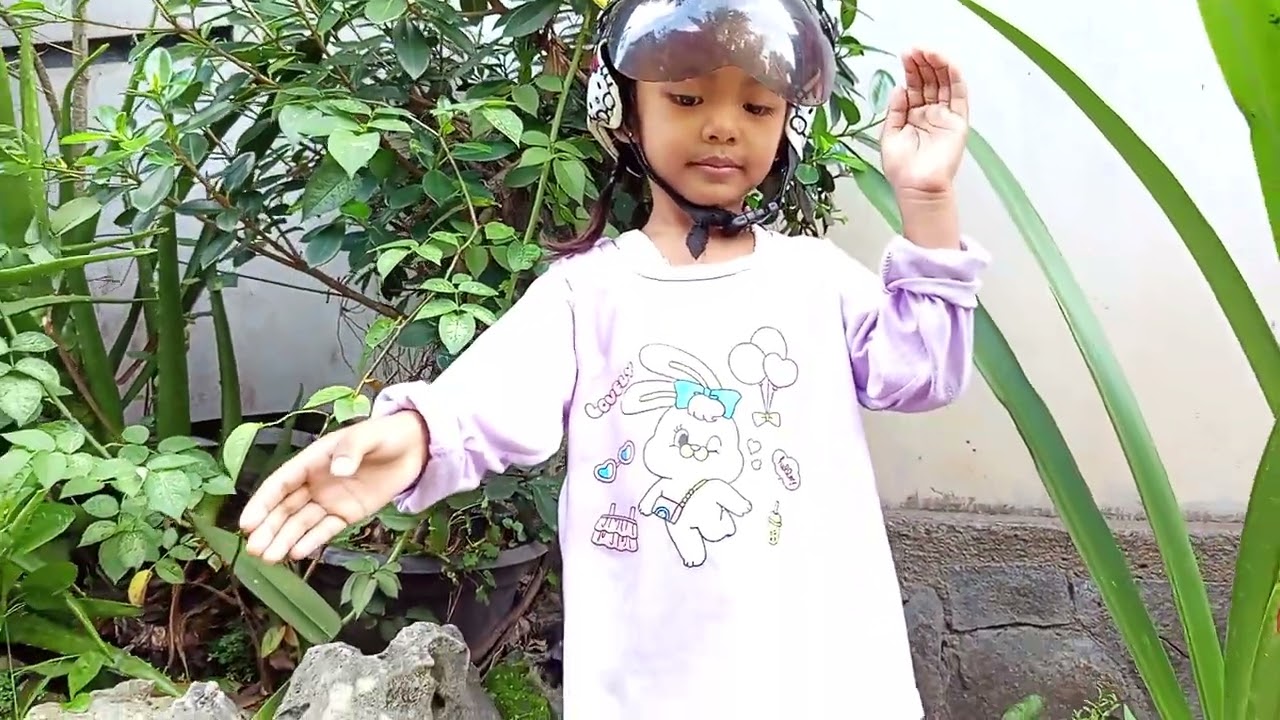 Petualangan bersepeda akhir tahun Baby Ambar Zea robot pintar bisa tersenyum dan jalan-jalan 