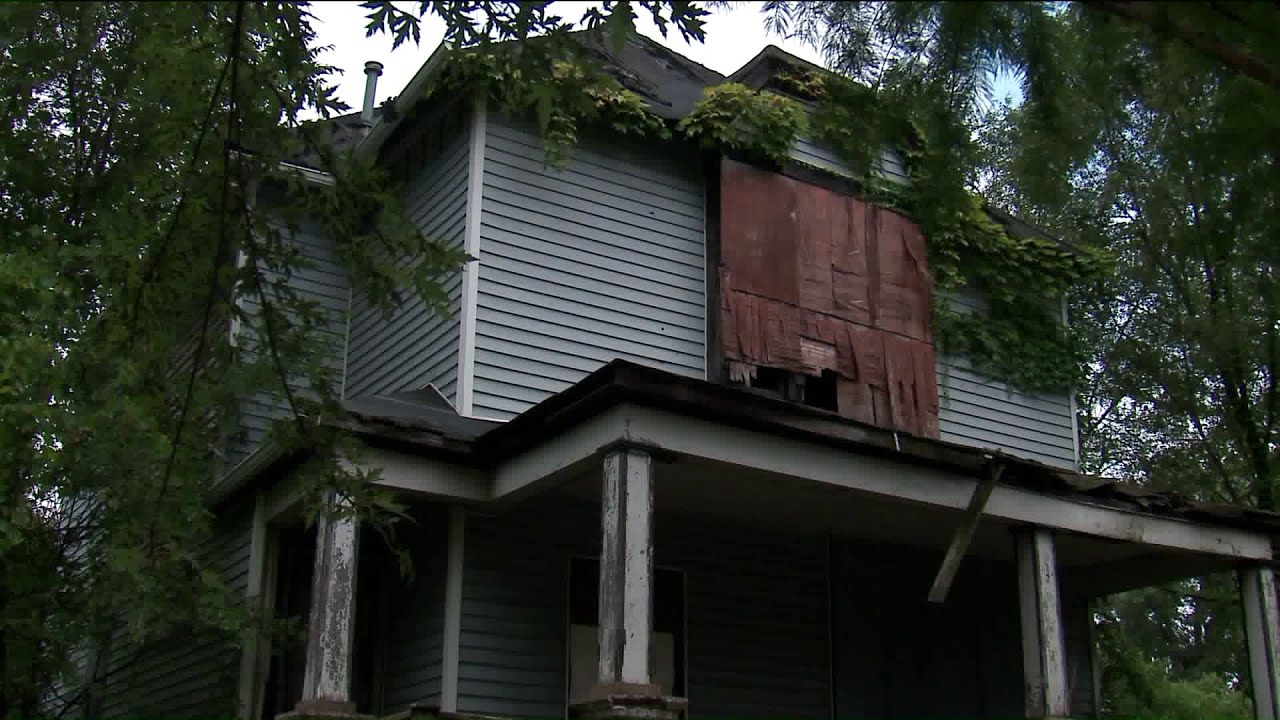 What`s happening to thousands of abandoned Chicago houses? Homeowners hide, houses crumble