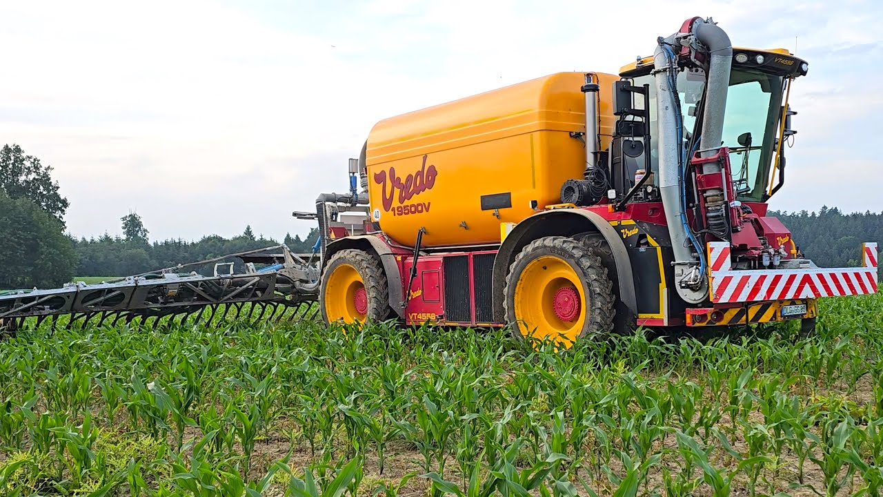 VREDO VT 4556 Gülle-/Dungtechnik V 19.500 V6 Selbstfahrer mit John Deere 6155 R als Zulieferfahrzeug