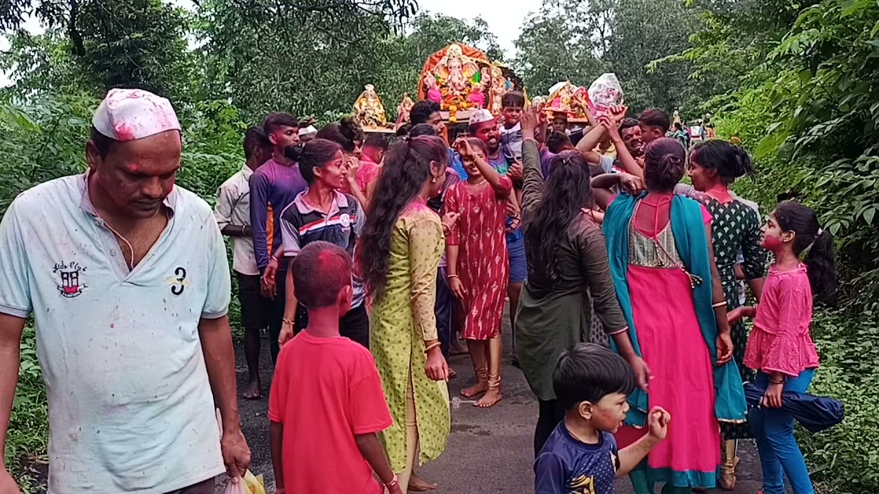 गणपती विसर्जन करताना क्षण