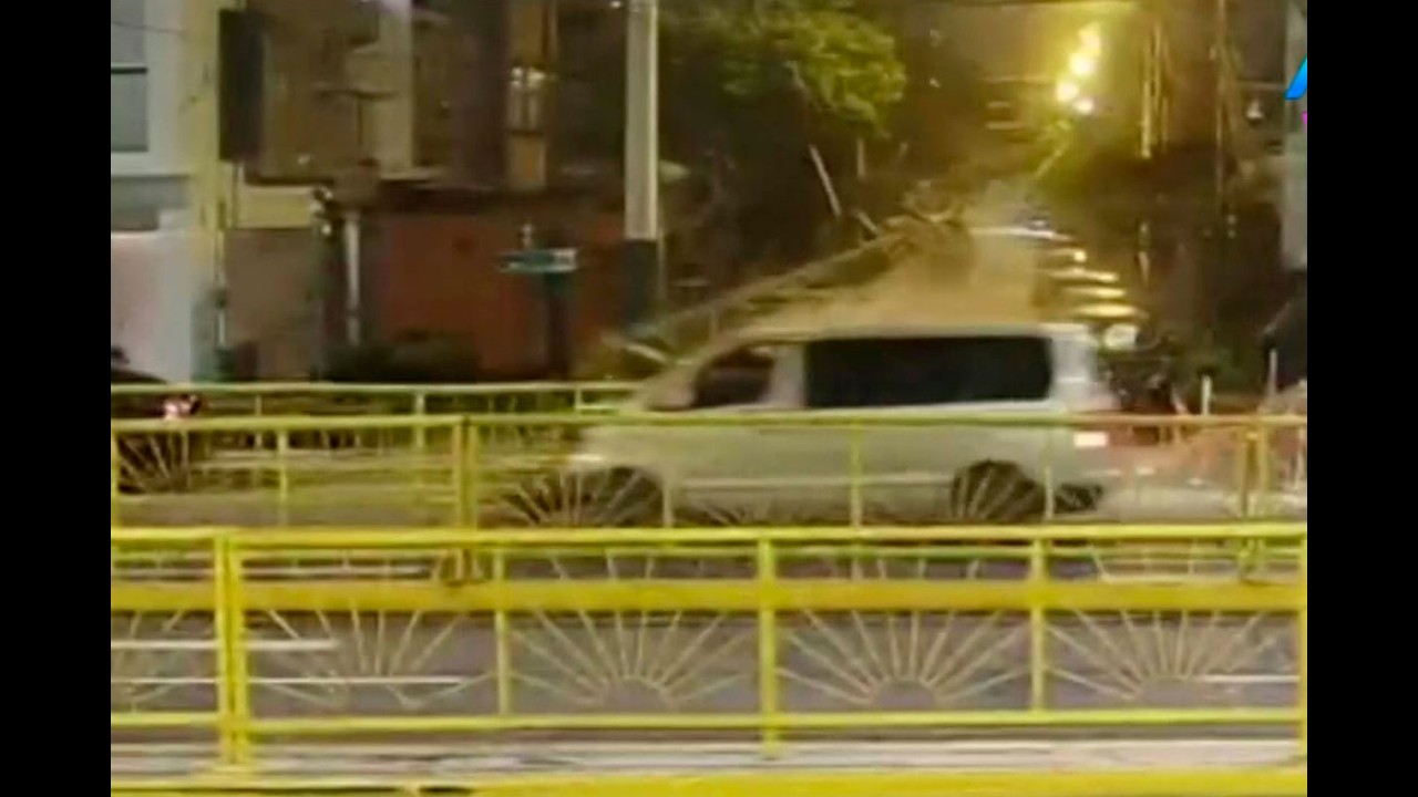 Chofer destruye baranda de la Av Brasil con una minivan y luego se da a la fuga