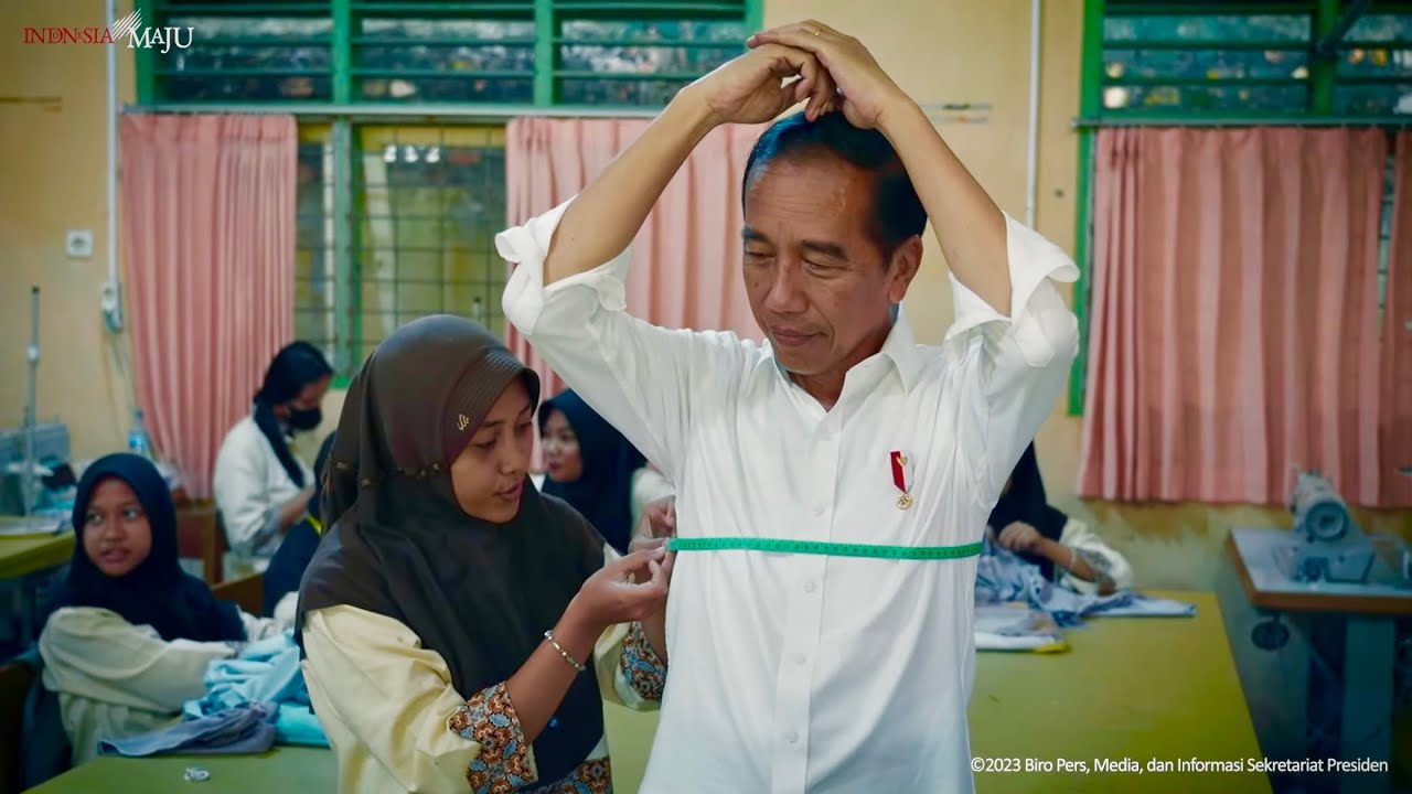 Kemeja Putih Buatan Pelajar SMK untuk Presiden Jokowi