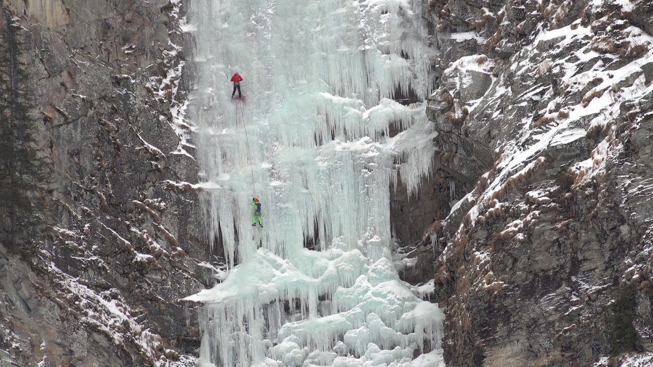 Eisklettern: Spektakuläre Begehung des Eisfalls 