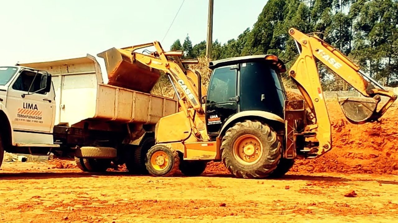 Carregando caminhão de terra com retroescavadeira na pressâo!