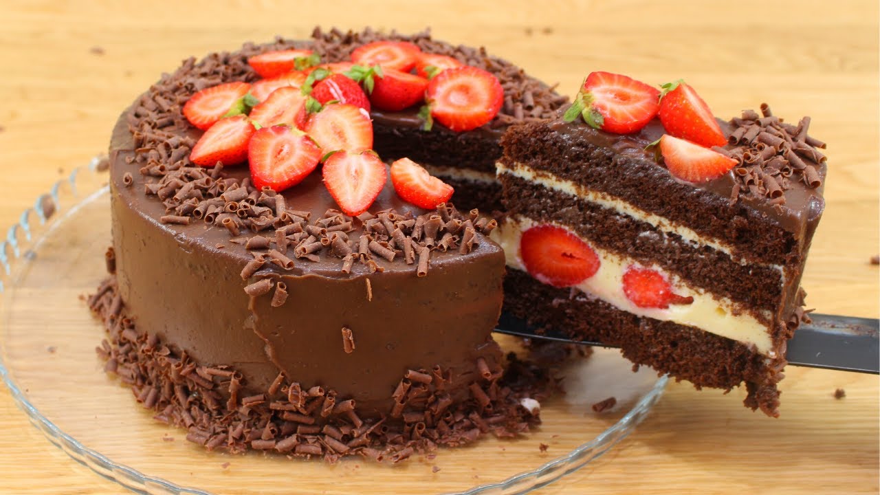 BOLO DE CHOCOLATE COM BRIGADEIRO BRANCO E MORANGOS INTEIROS