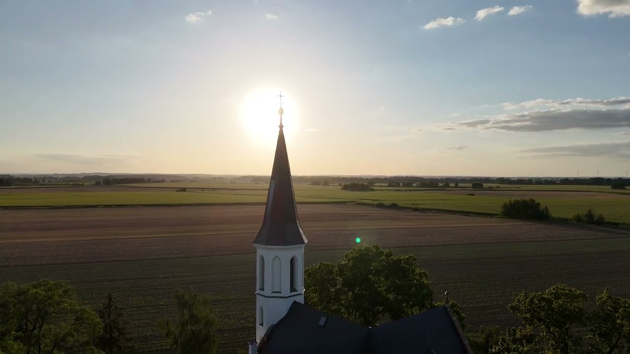 Kości&oacute;ł w Sidzinie pośr&oacute;d p&oacute;l 4K