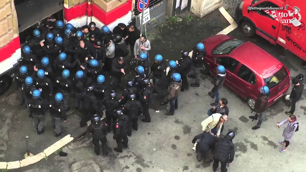 Casa Pound, sgomberata a Roma sede Blocco studentesco: scontri con polizia