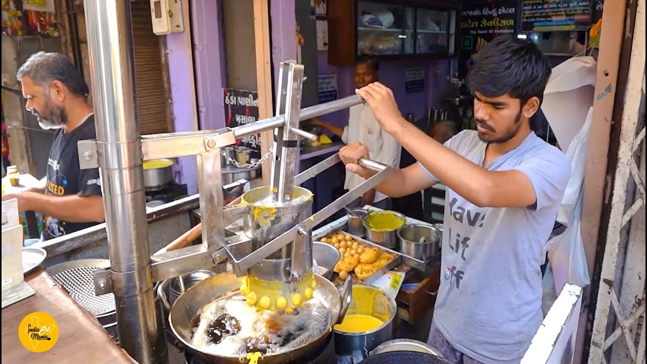 Vadodara Most Popular Automatic Machine Wali Bhajiya Bulk Making Rs. 30/- Only l Vadodara Food Tour